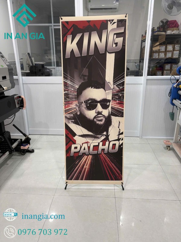 Standee in ấn hình chân dung rapper KING PACHO với nền hiệu ứng tia sáng nổi bật trong xưởng in